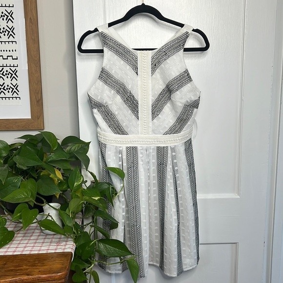 NWT very pretty -  Adelyn Rae Crossback Dress, black and white, size MEDIUM - Picture 3 of 7